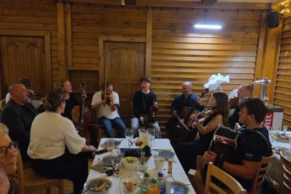 folkloristi-na-poljskem-32608C03E6-8661-8A1B-6419-594E0F8C3E80.webp
