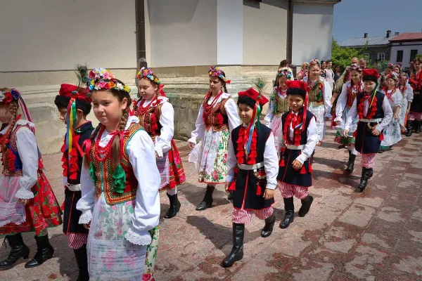 folkloristi-na-poljskem-528BA7F4A0-ED57-1177-3205-3A3E46309A2D.webp